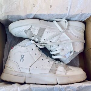 On the Roger clubhouse mid (women size 7, white )